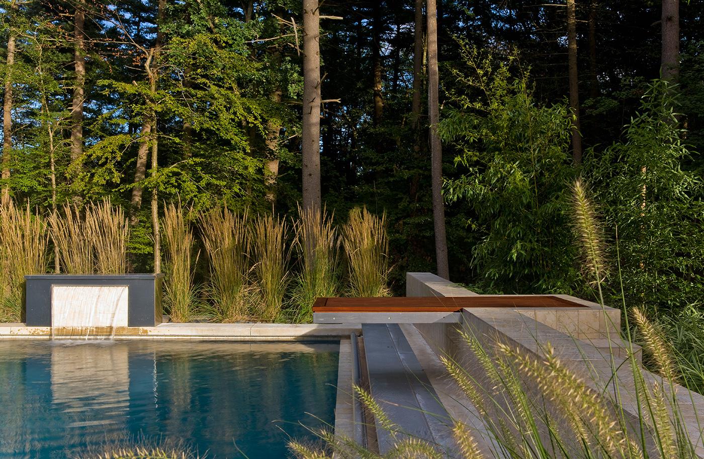 当代泳池露台和花园由萨德伯里设计集团